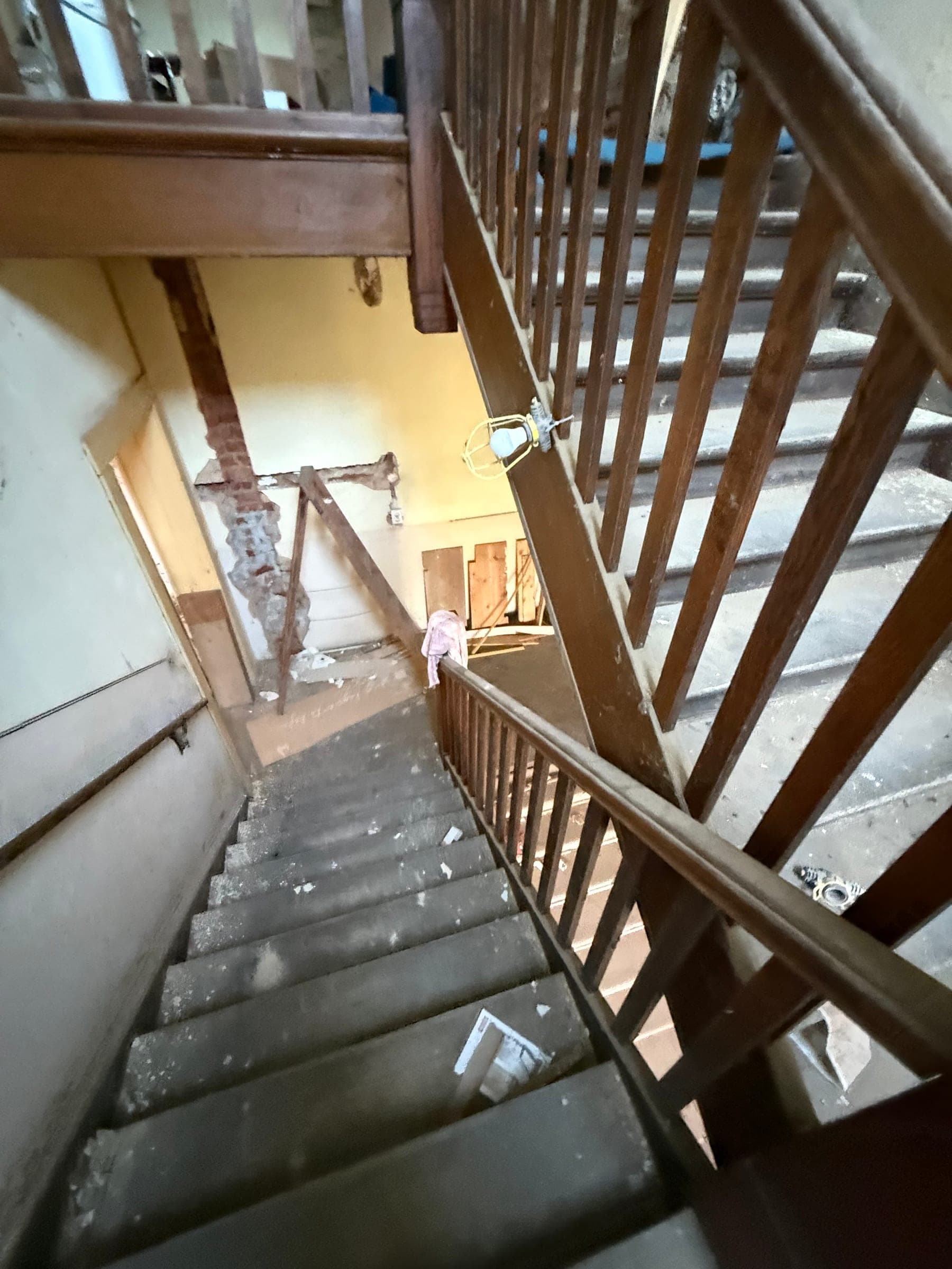 Kernsanierung Dieskaustraße, Leipzig - Treppenhaus vor der Aufarbeitung