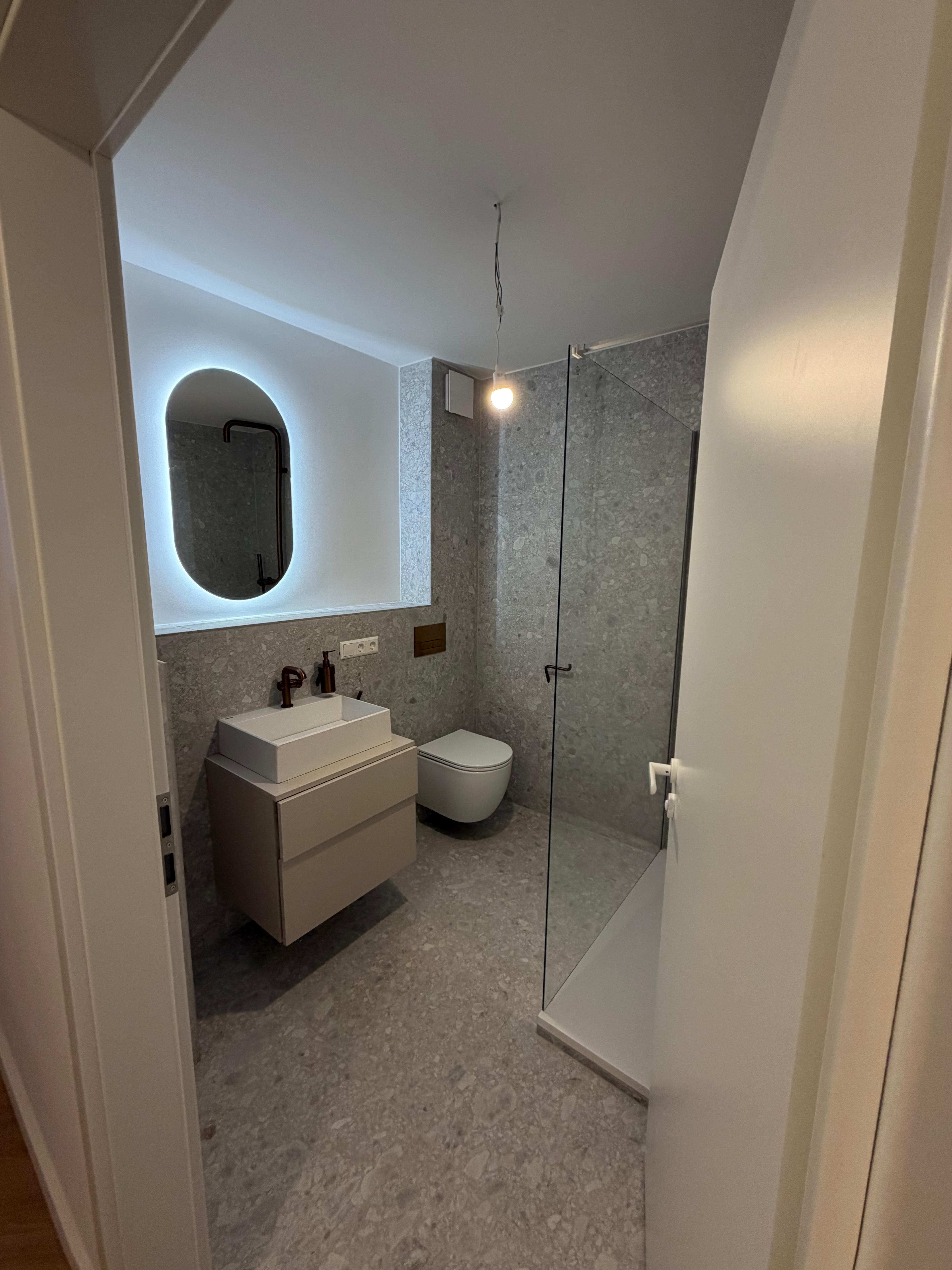 Energetische Sanierung Kriegerstraße, Stuttgart – neues Bad mit Dusche, Waschtisch und beleuchtetem Spiegel