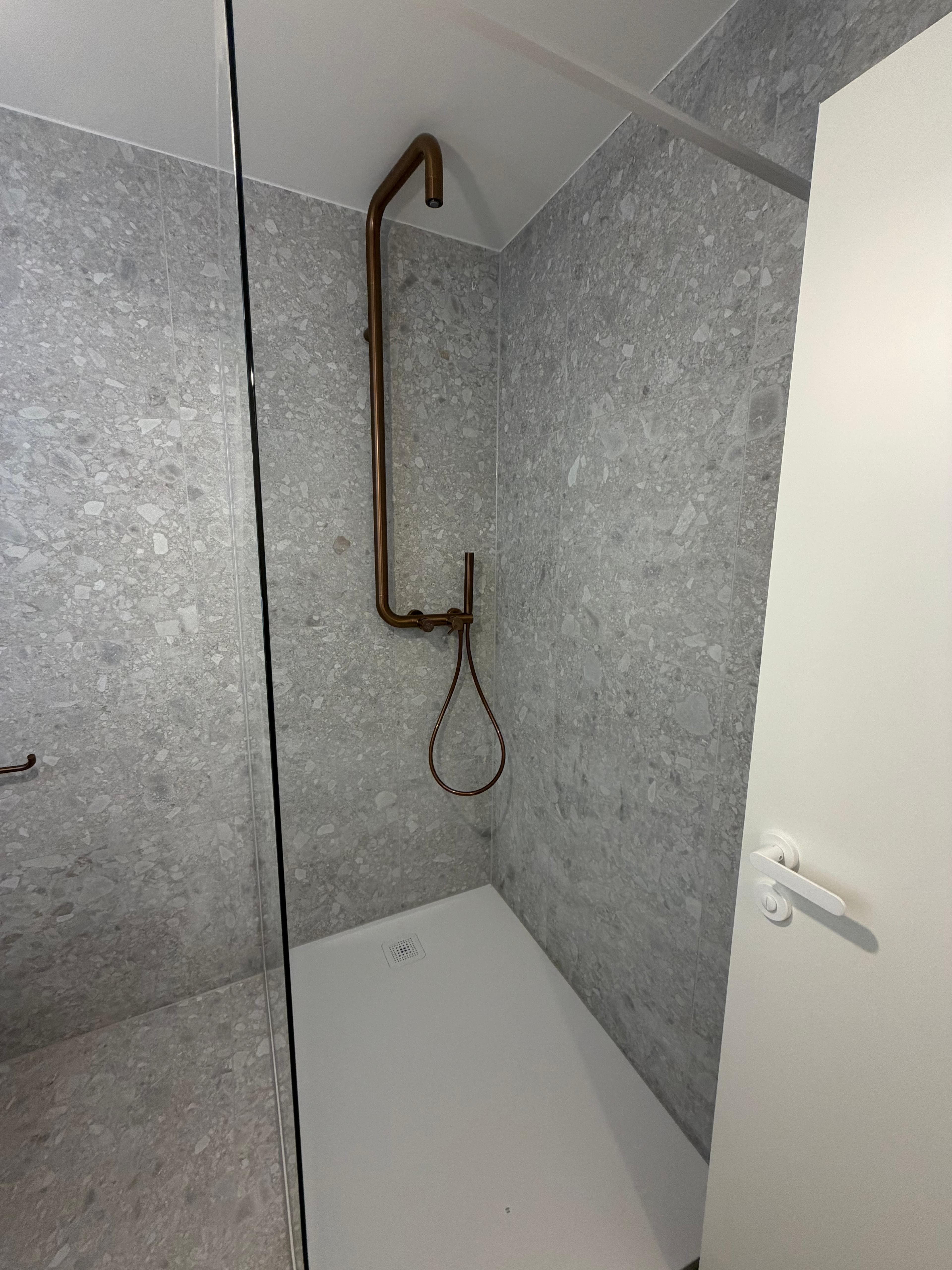 Energetische Sanierung Kriegerstraße, Stuttgart – begehbare Dusche mit bronzefarbener Duscharmatur