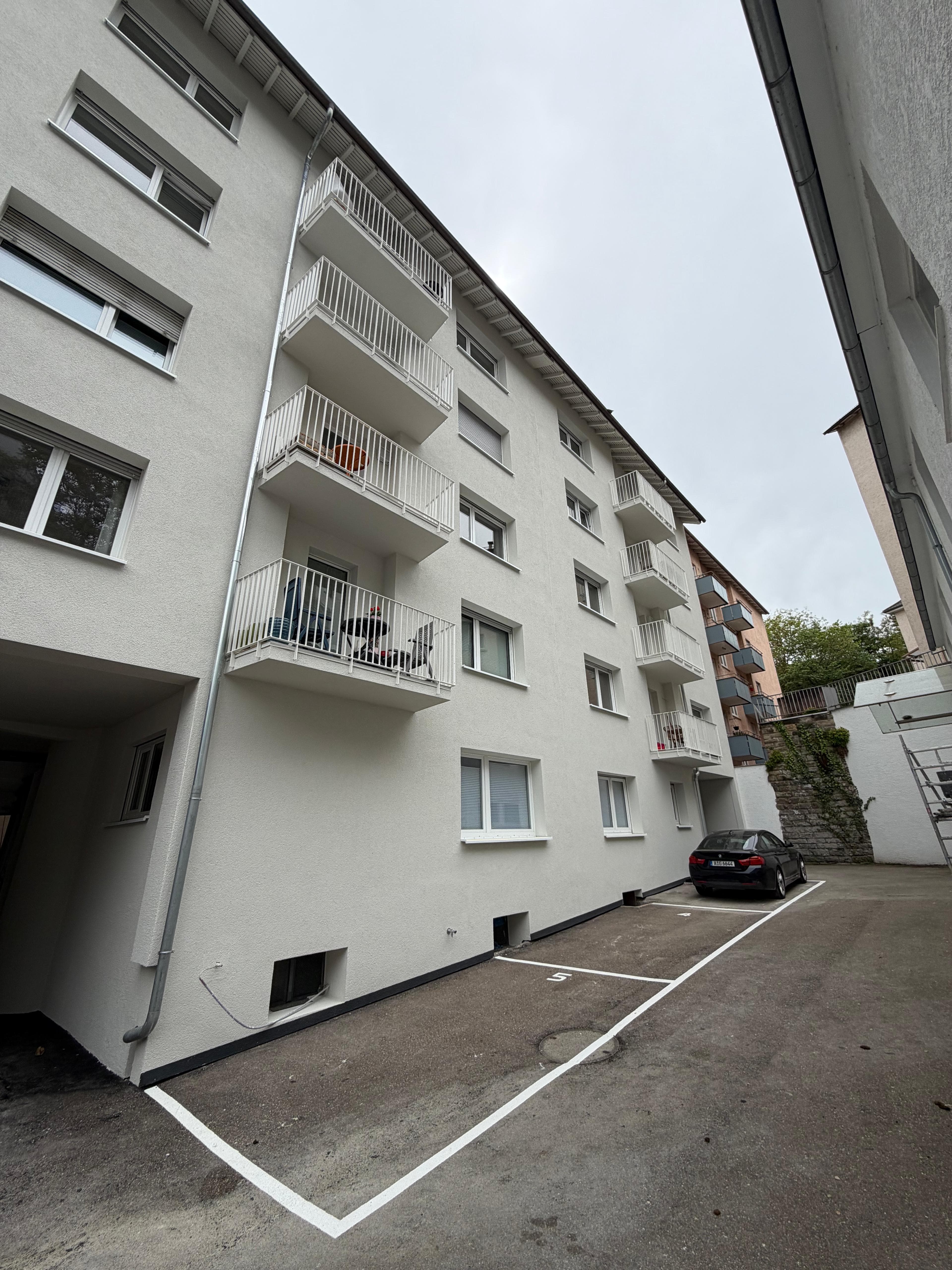 Energetische Sanierung Kriegerstraße, Stuttgart – Hofansicht mit Stellplätzen und Balkonen
