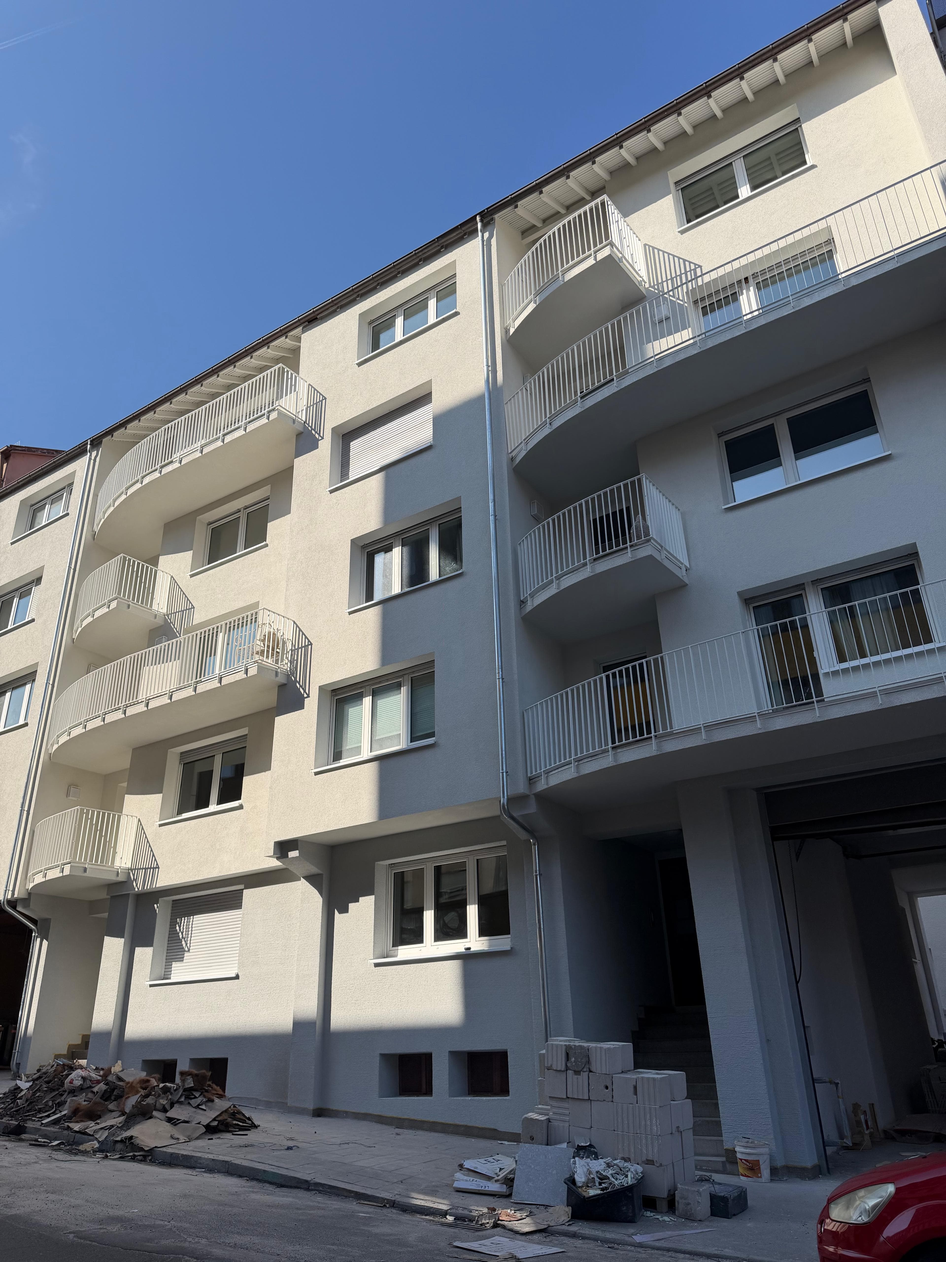 Energetische Sanierung Kriegerstraße, Stuttgart – Außenansicht der sanierten Gebäudeseite