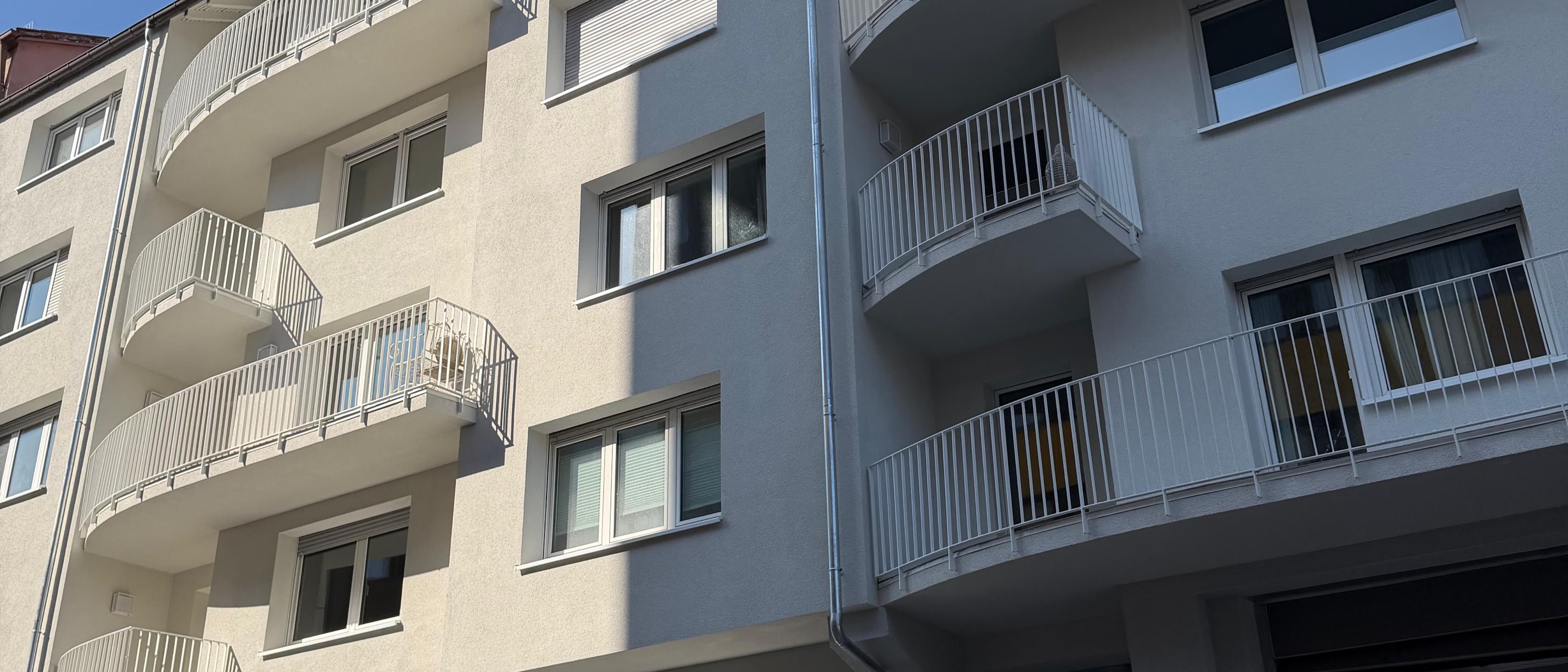 Energetische Sanierung Kriegerstraße, Stuttgart – sanierte Fassade mit neuen Balkonen