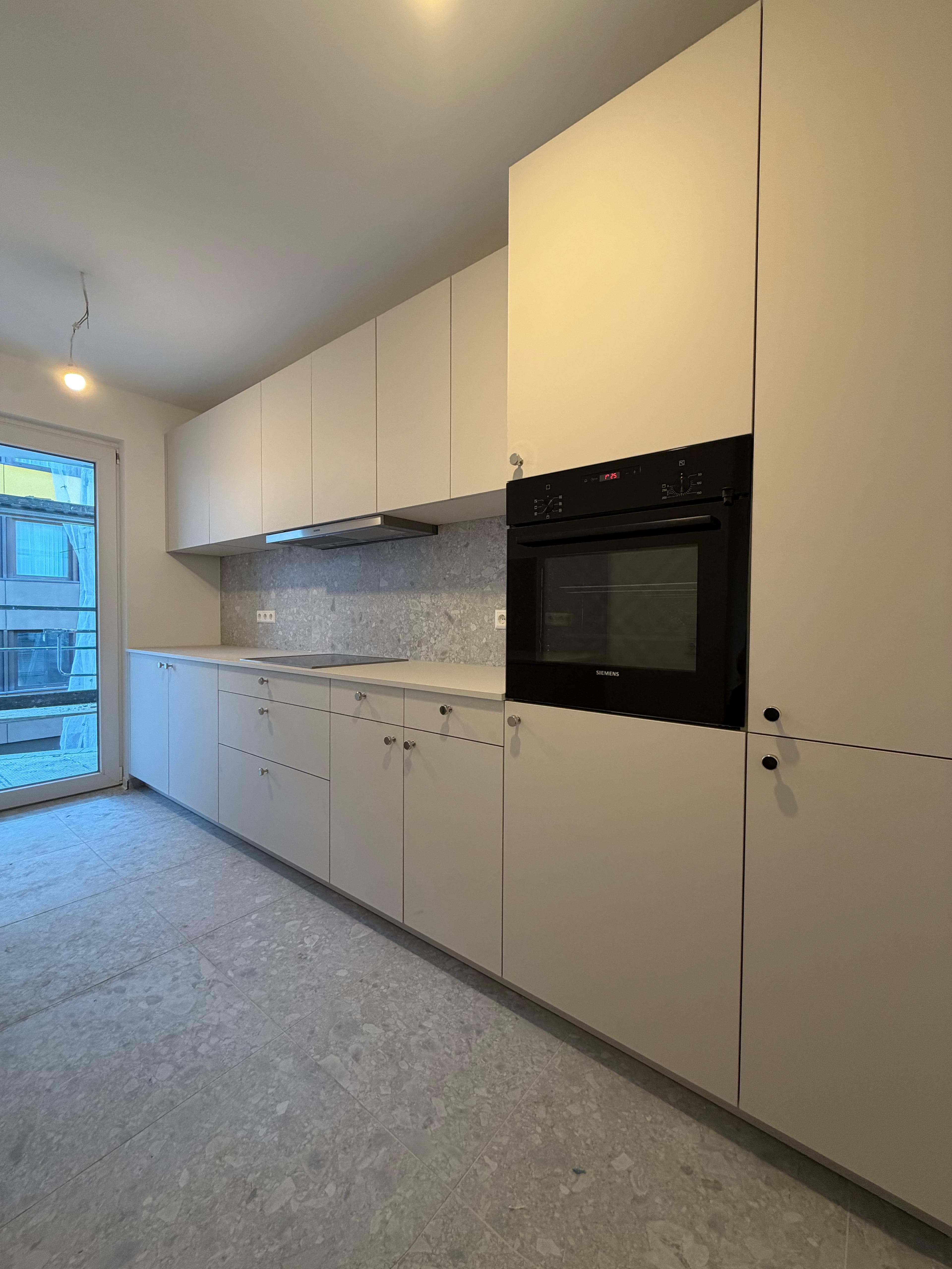Energetische Sanierung Kriegerstraße, Stuttgart – Einbauküche mit Backofen und Terrassentür