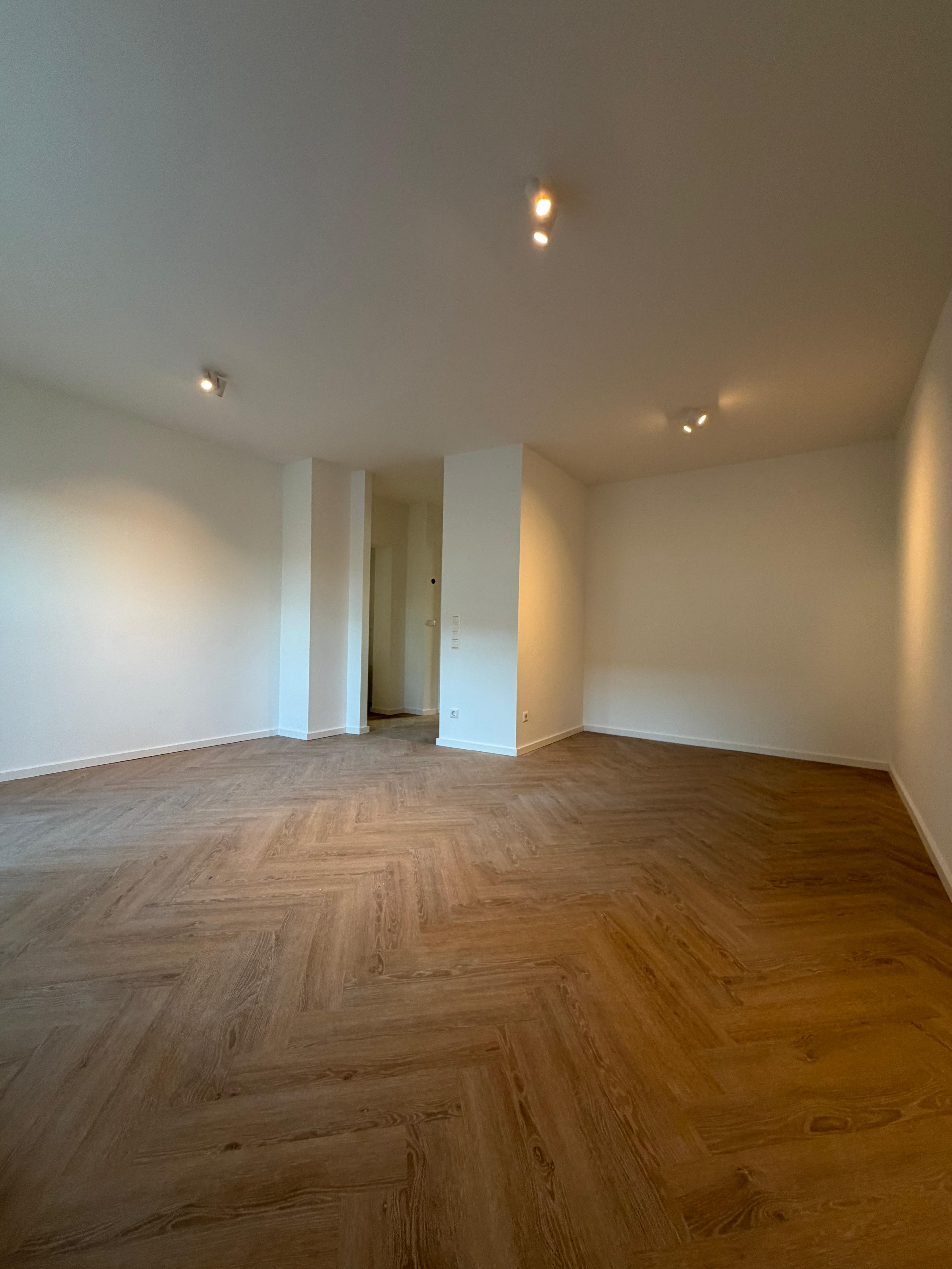 Energetische Sanierung Kriegerstraße, Stuttgart – Wohnraum mit neuem Fischgrätboden