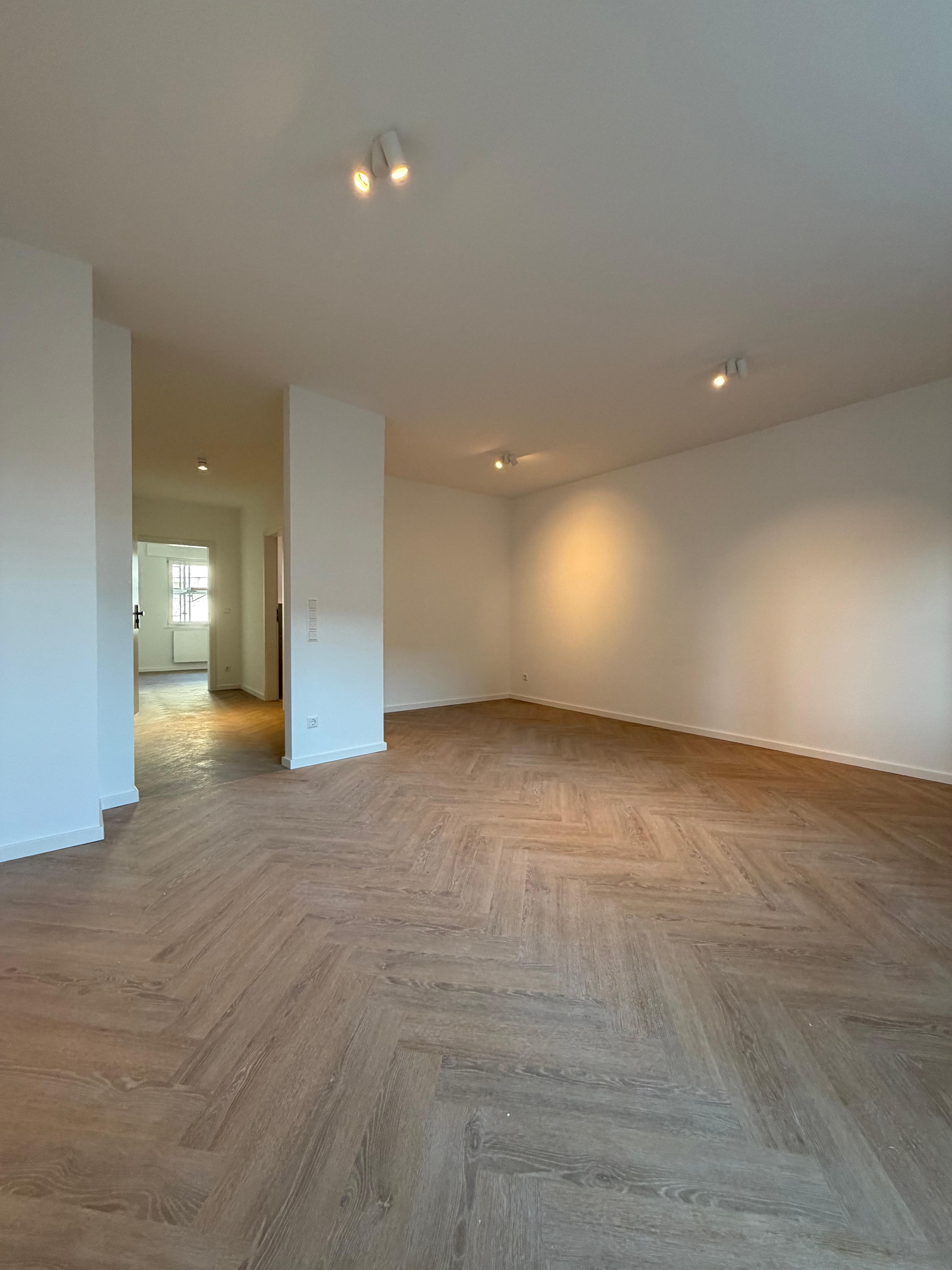 Energetische Sanierung Kriegerstraße, Stuttgart – heller Wohnbereich mit Deckenstrahlern