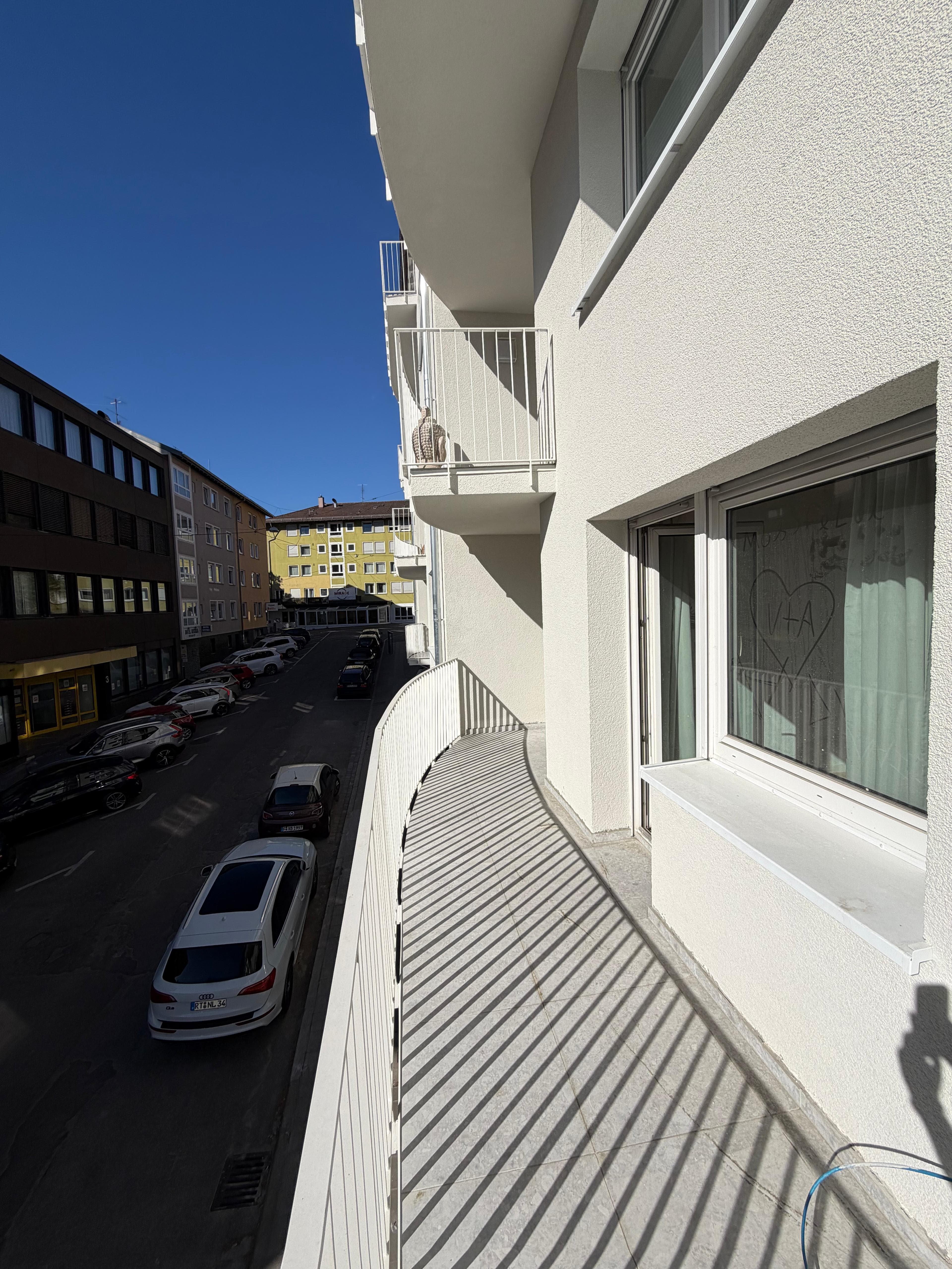Energetische Sanierung Kriegerstraße, Stuttgart – Balkon mit Blick auf die Straße
