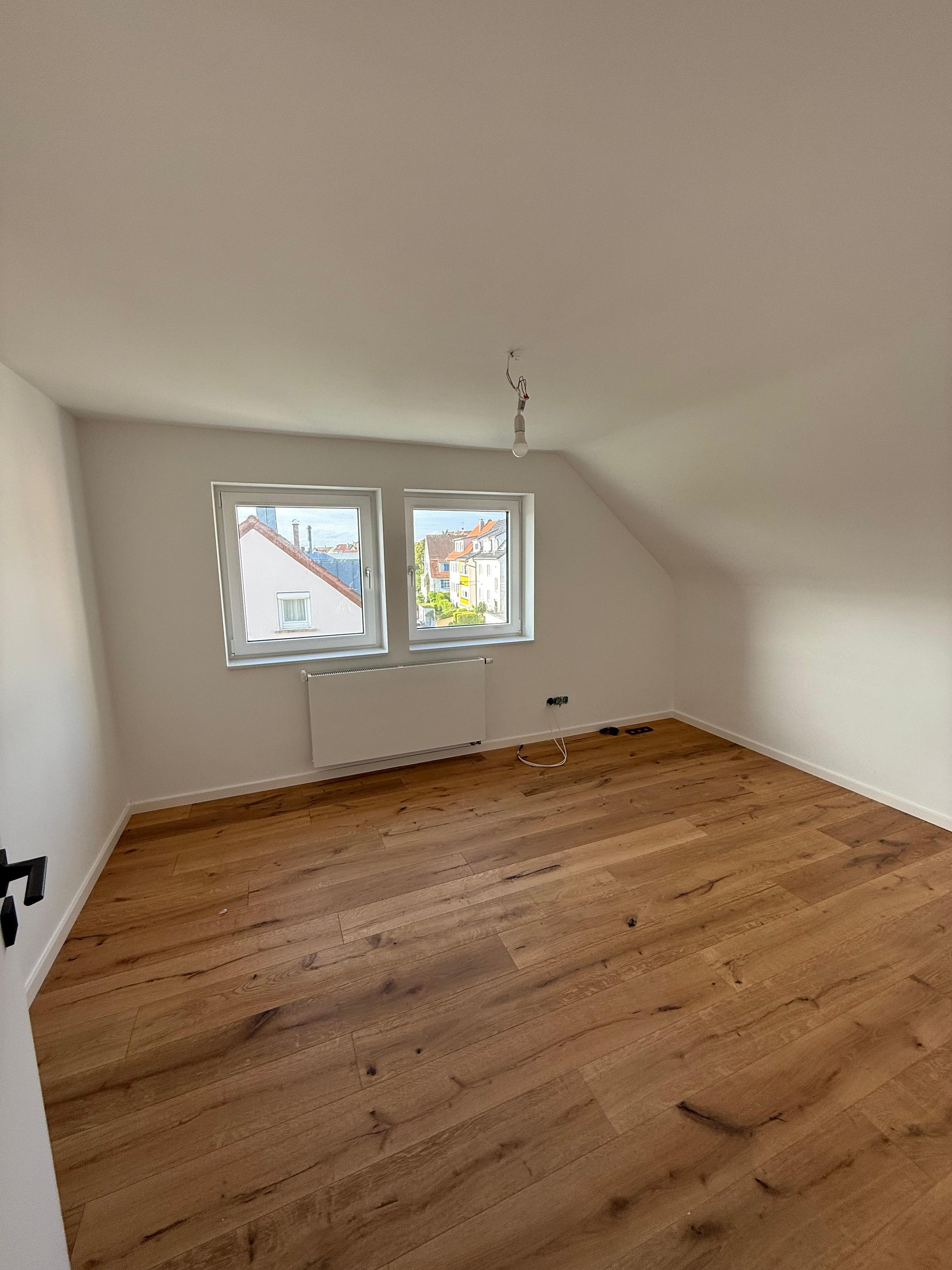 Energetische Sanierung Reginenstraße, Stuttgart-Degerloch – Dachgeschosszimmer mit neuem Boden und Fenstern