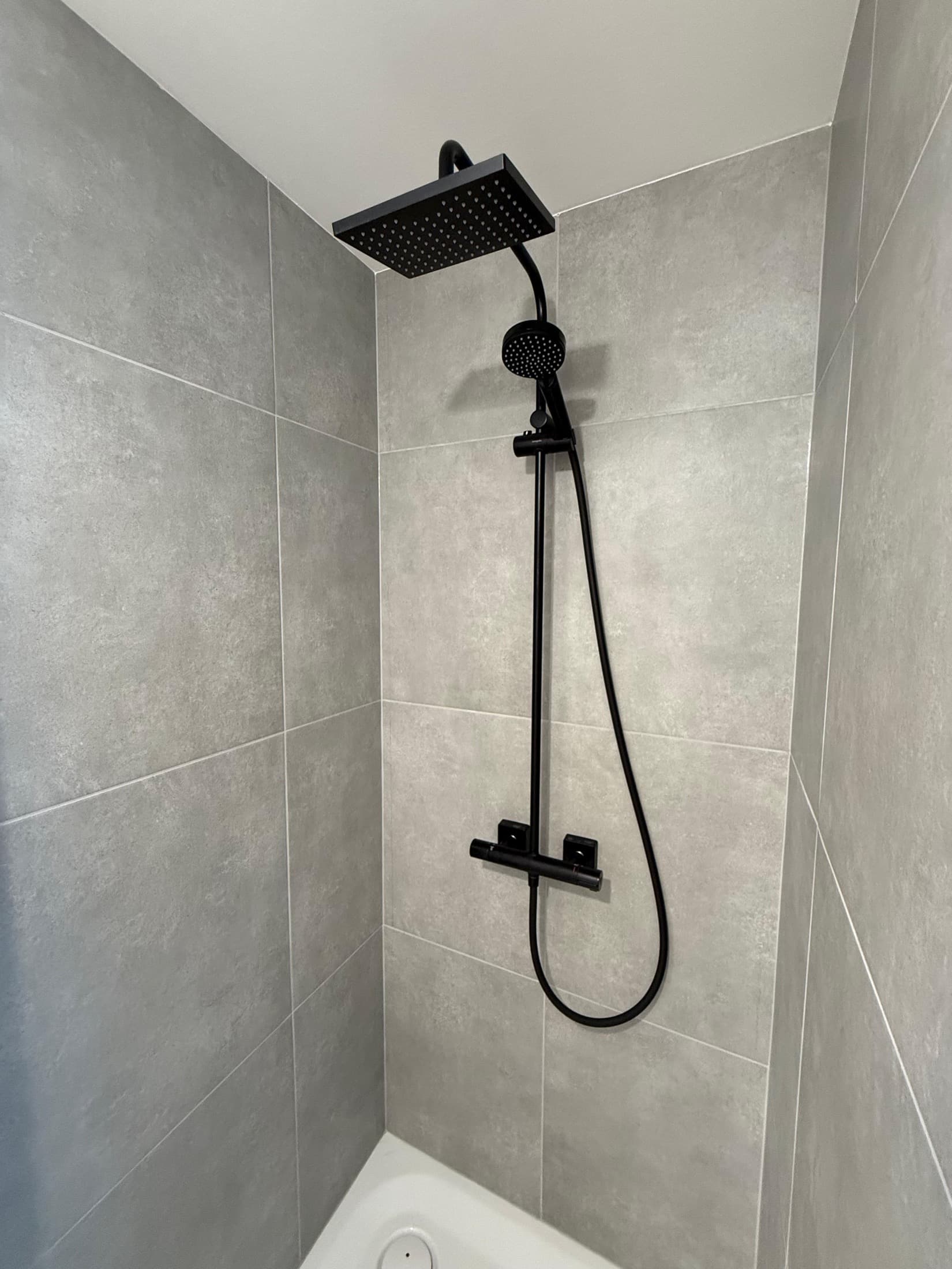 Energetische Sanierung Reginenstraße, Stuttgart-Degerloch – Dusche mit schwarzen Armaturen