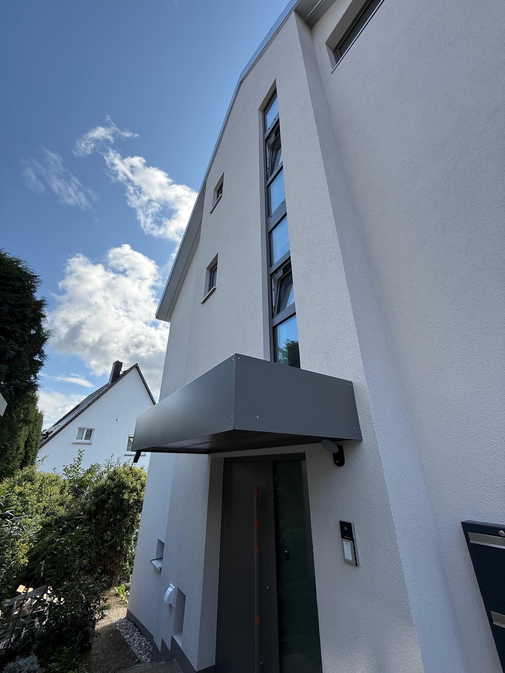 Energetische Sanierung Reginenstraße, Stuttgart-Degerloch – Eingangsbereich mit Vordach