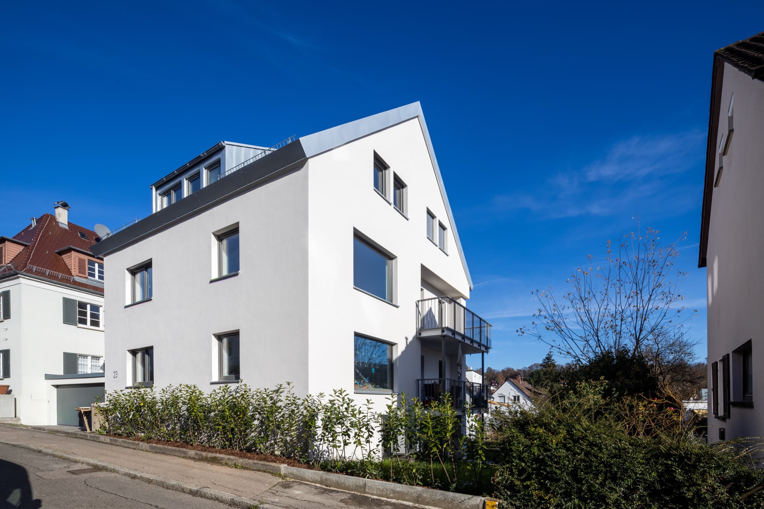 Energetische Sanierung Reginenstraße, Stuttgart-Degerloch – Straßenansicht mit neuer Fassade