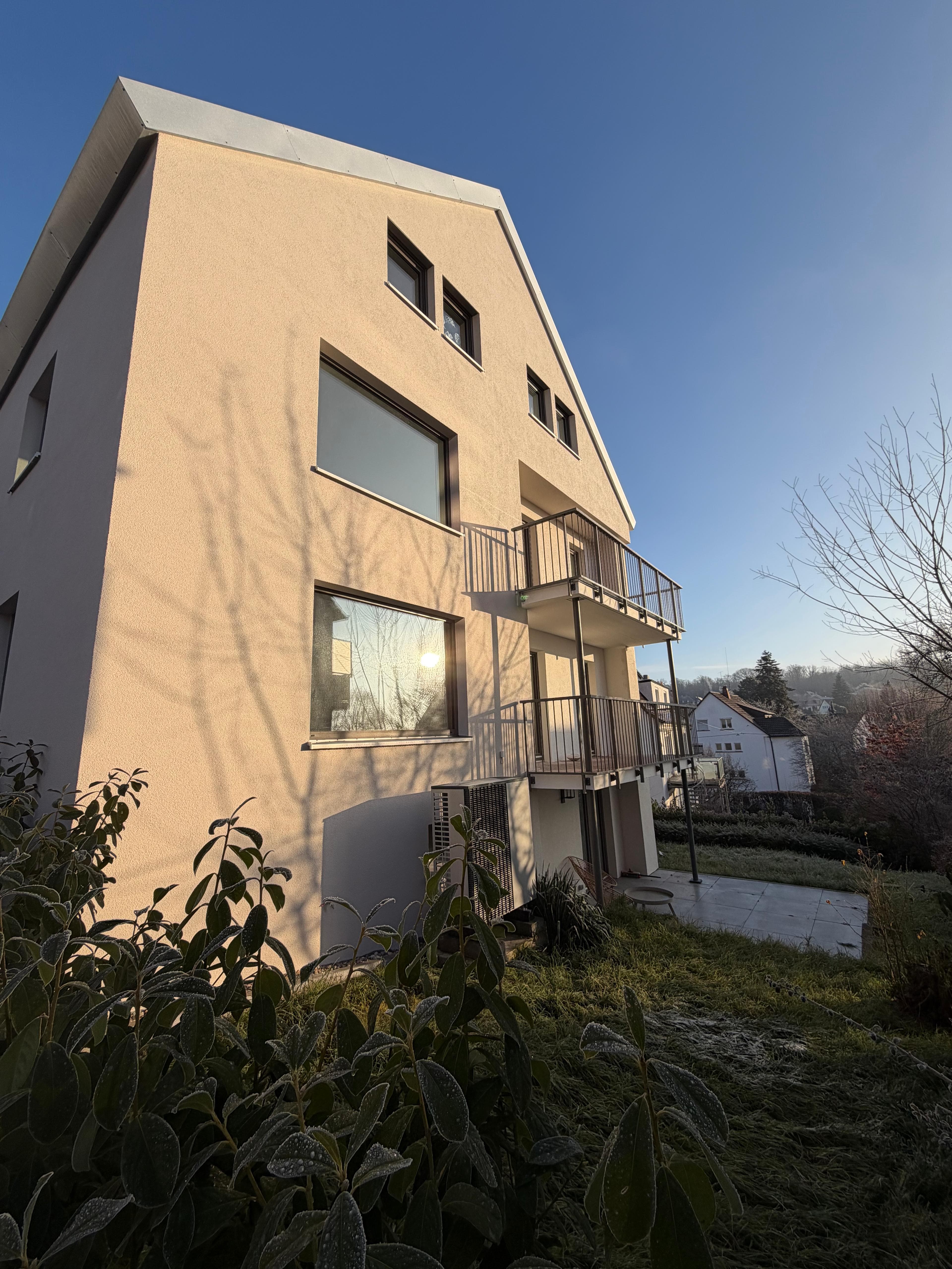 Energetische Sanierung Reginenstraße, Stuttgart-Degerloch – Fassadenansicht mit erneuerten Balkonen