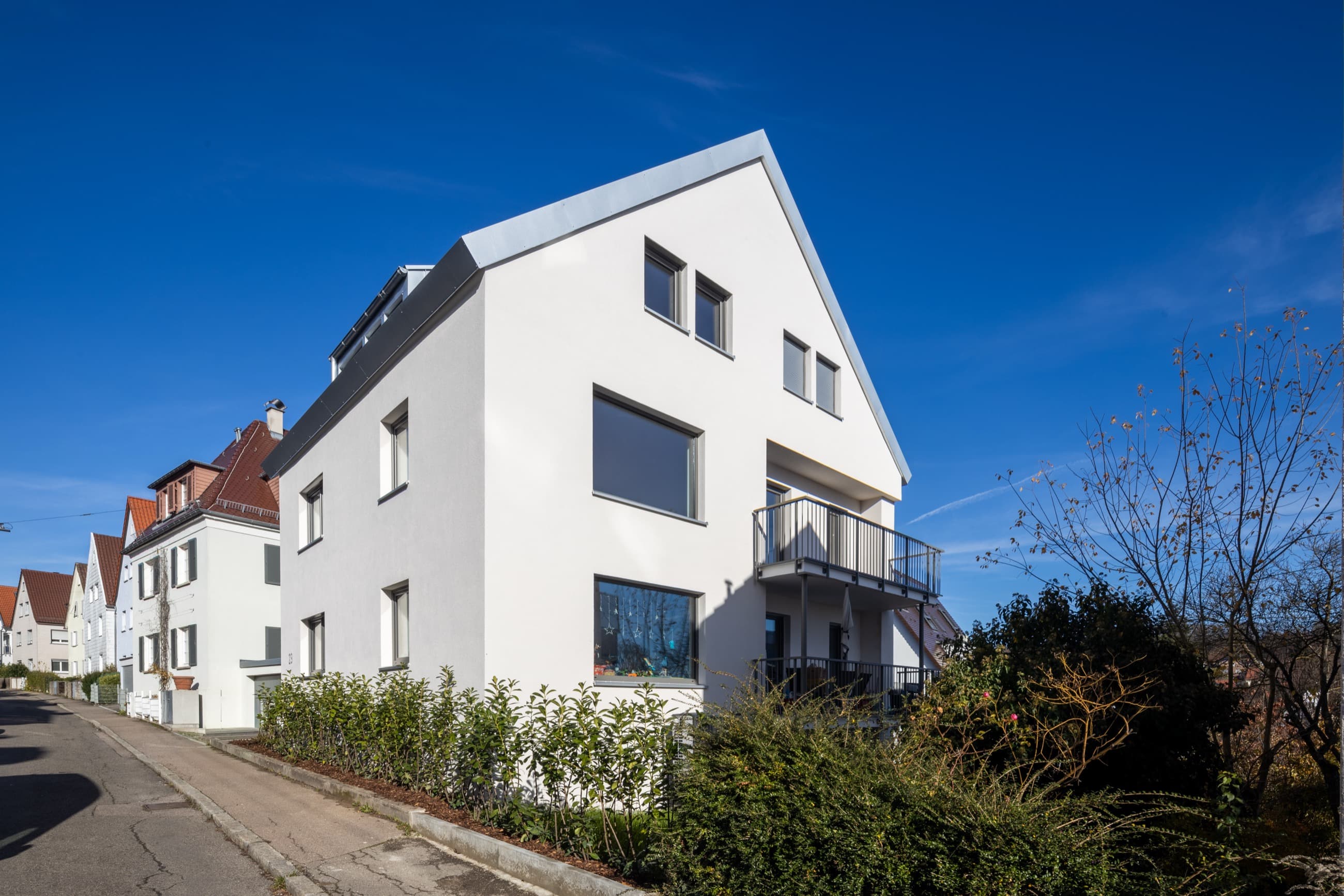 Energetische Sanierung Reginenstraße, Stuttgart-Degerloch – Außenansicht des sanierten Mehrfamilienhauses