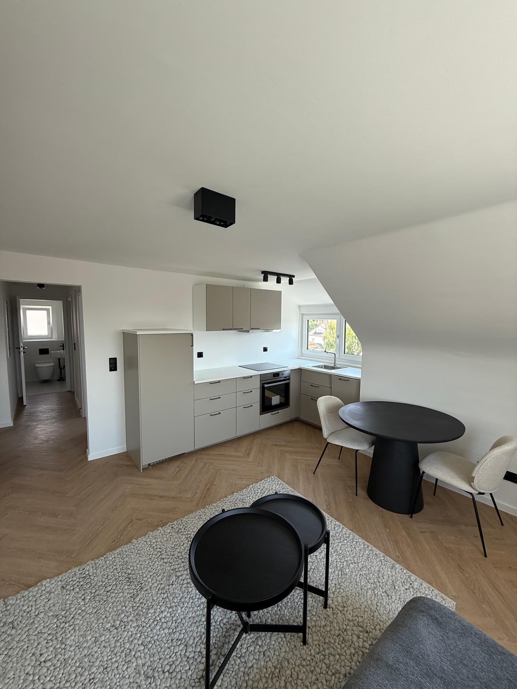 Energetische Sanierung Reginenstraße, Stuttgart-Degerloch – Wohnbereich mit Küche im Dachgeschoss