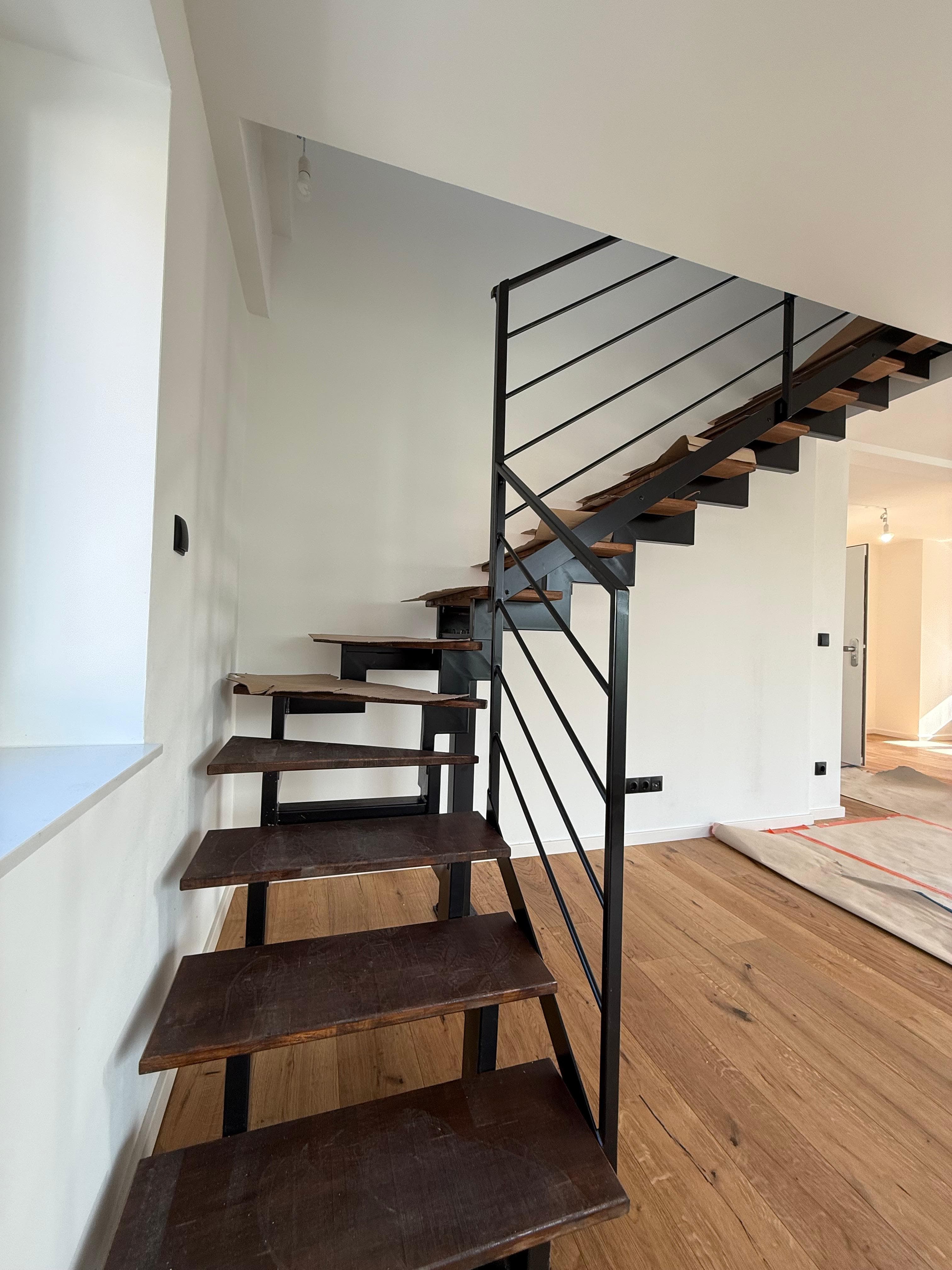 Energetische Sanierung Reginenstraße, Stuttgart-Degerloch – Maisonette-Treppe im ausgebauten Innenbereich