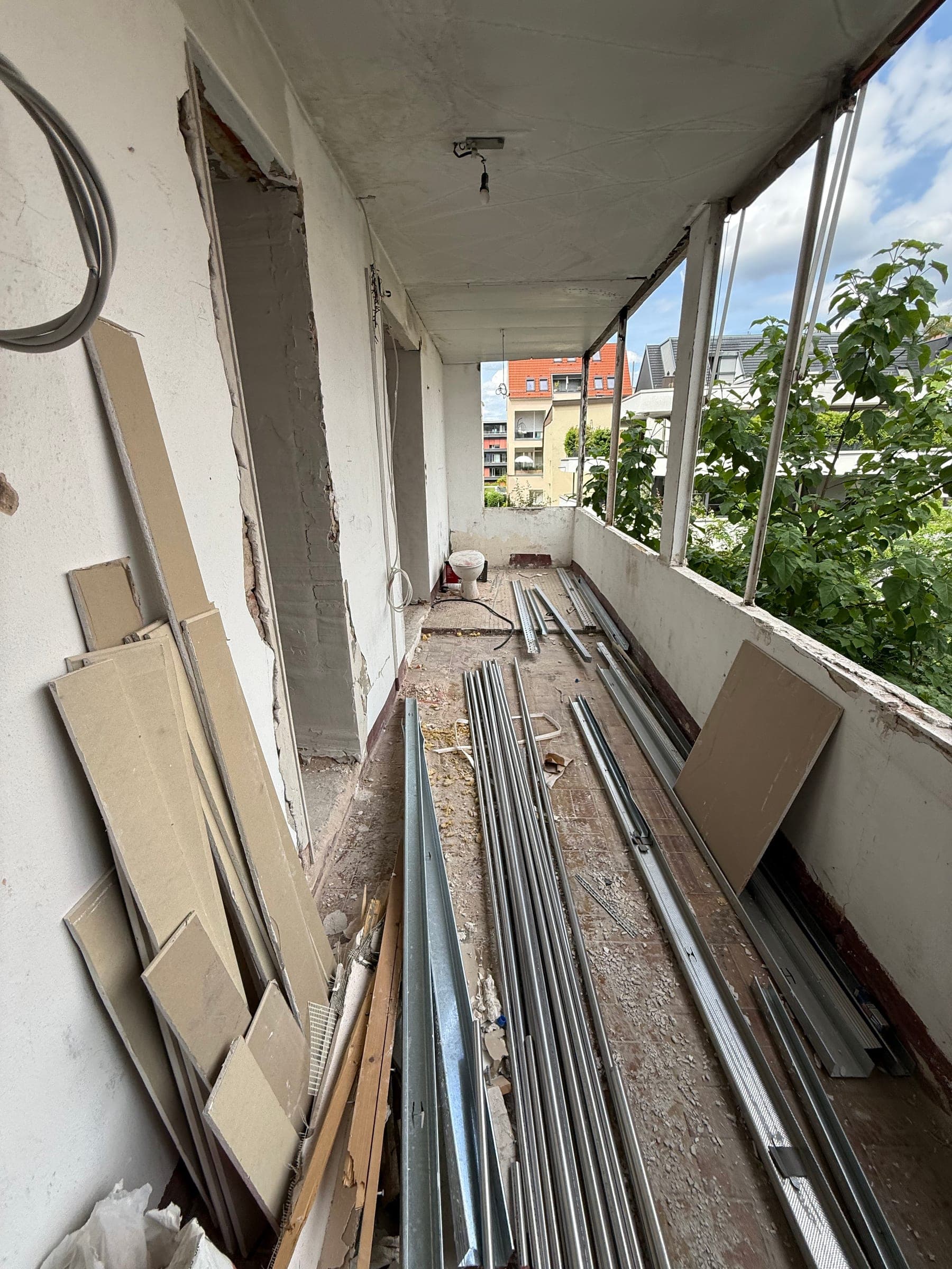 Fassadensanierung Tübingerstraße 71, Stuttgart - Balkonbereich mit gelagertem Ausbau- und Fassadenmaterial