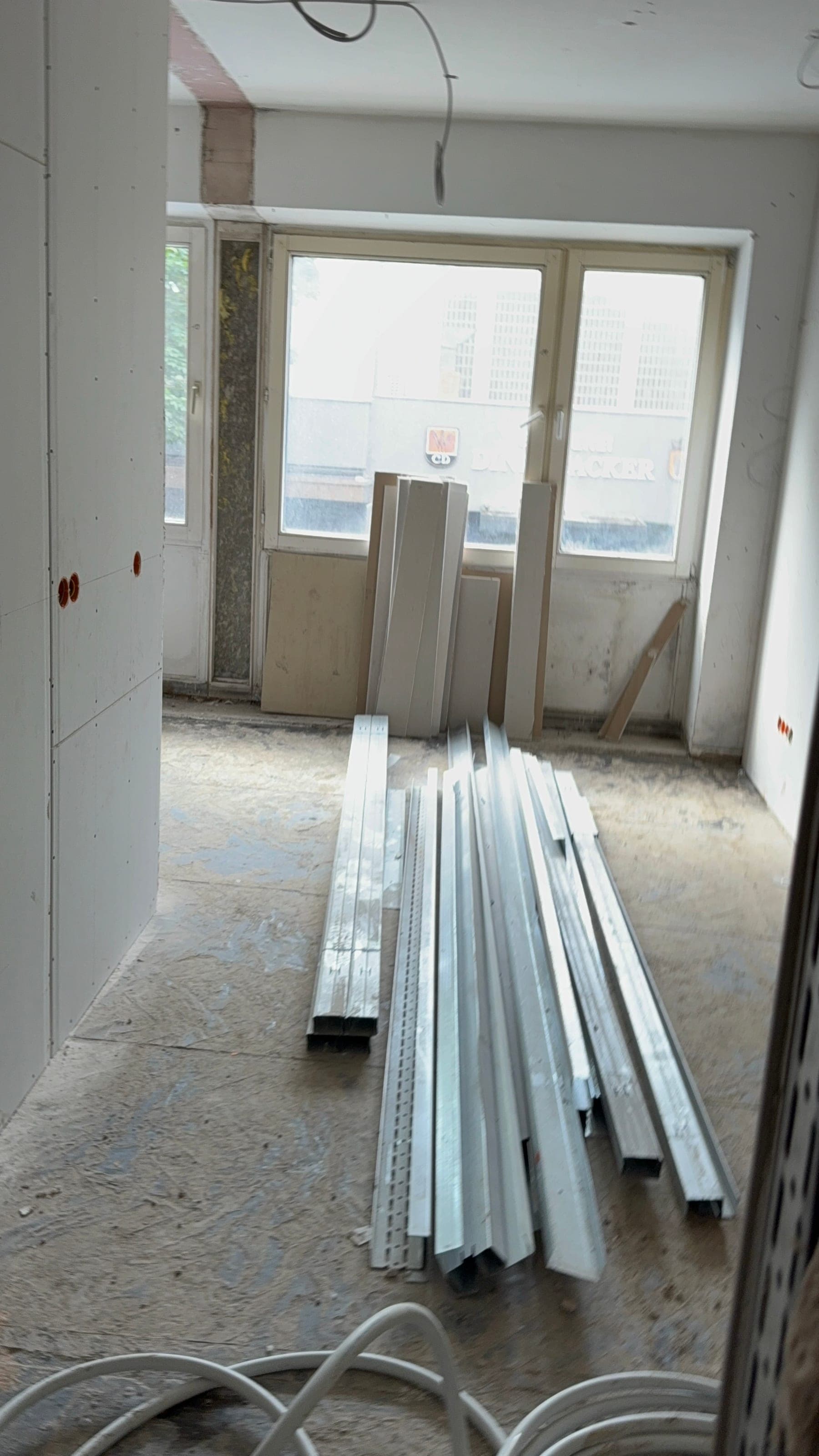 Fassadensanierung Tübingerstraße 71, Stuttgart - Trockenbauprofile und vorbereitete Innenräume