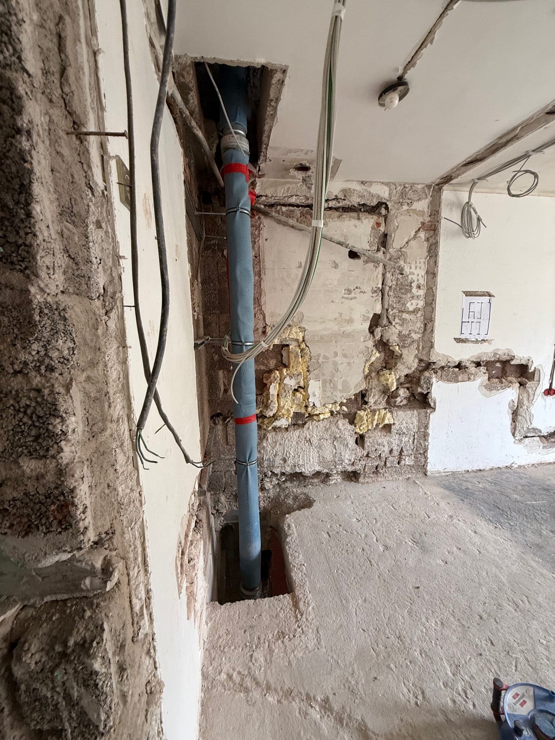 Fassadensanierung Tübingerstraße 71, Stuttgart - freigelegte Installationen im Sanierungsbereich