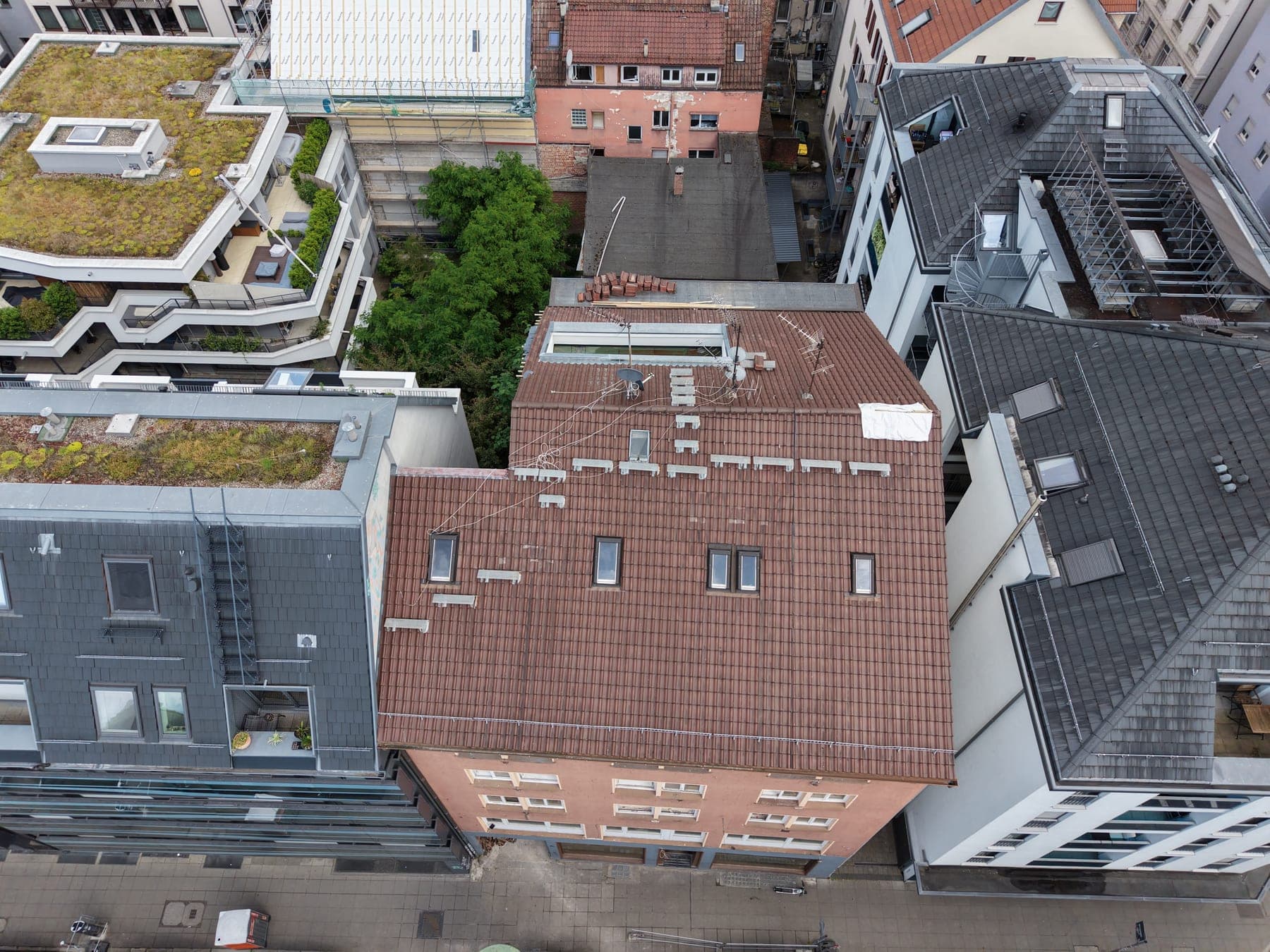 Fassadensanierung Tübingerstraße 71, Stuttgart - Dach und Straßenfassade aus der Höhe
