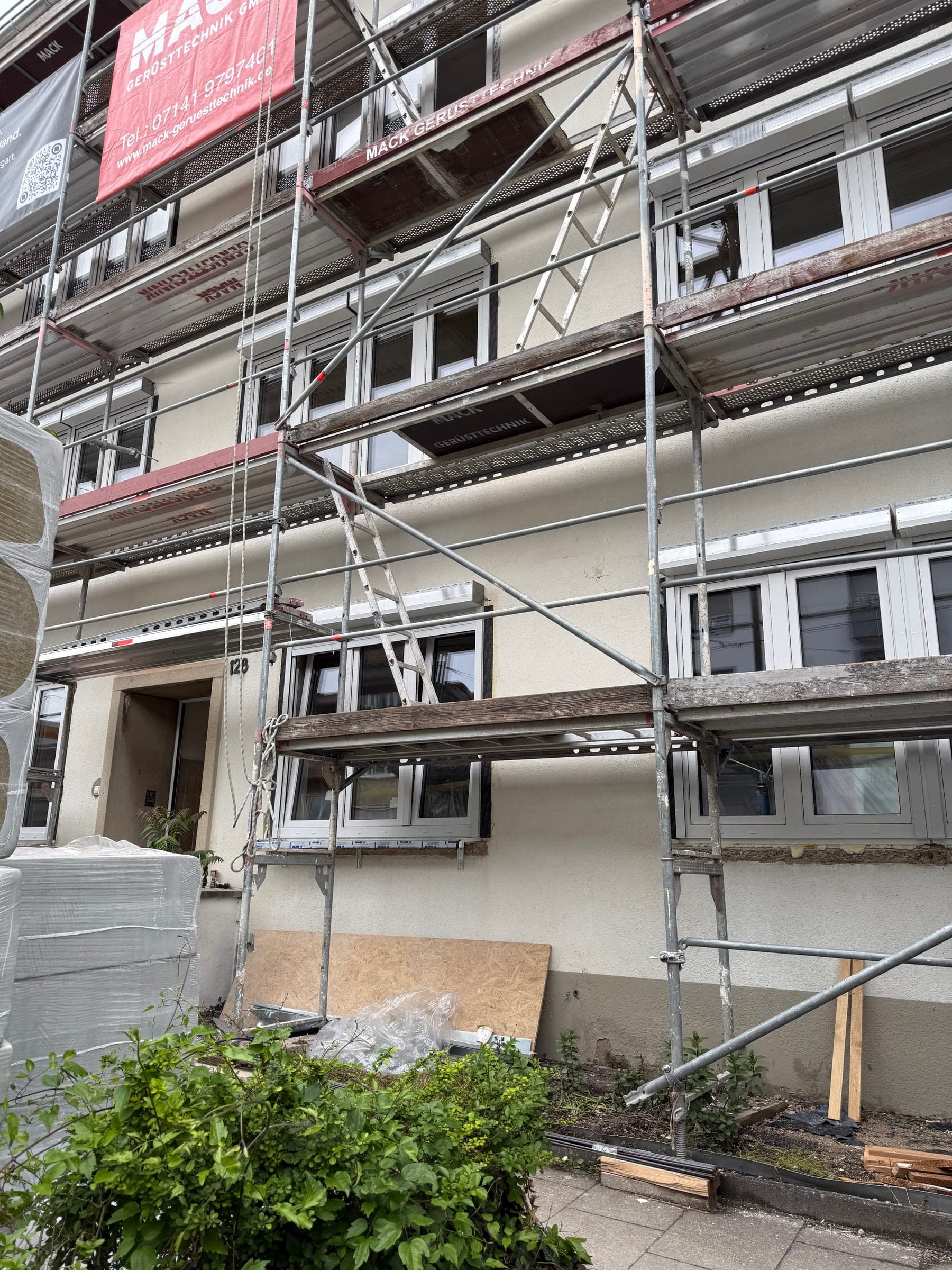 Energetische Modernisierung Werastraße 128, Stuttgart - Fassadengerüst vor dem Mehrfamilienhaus