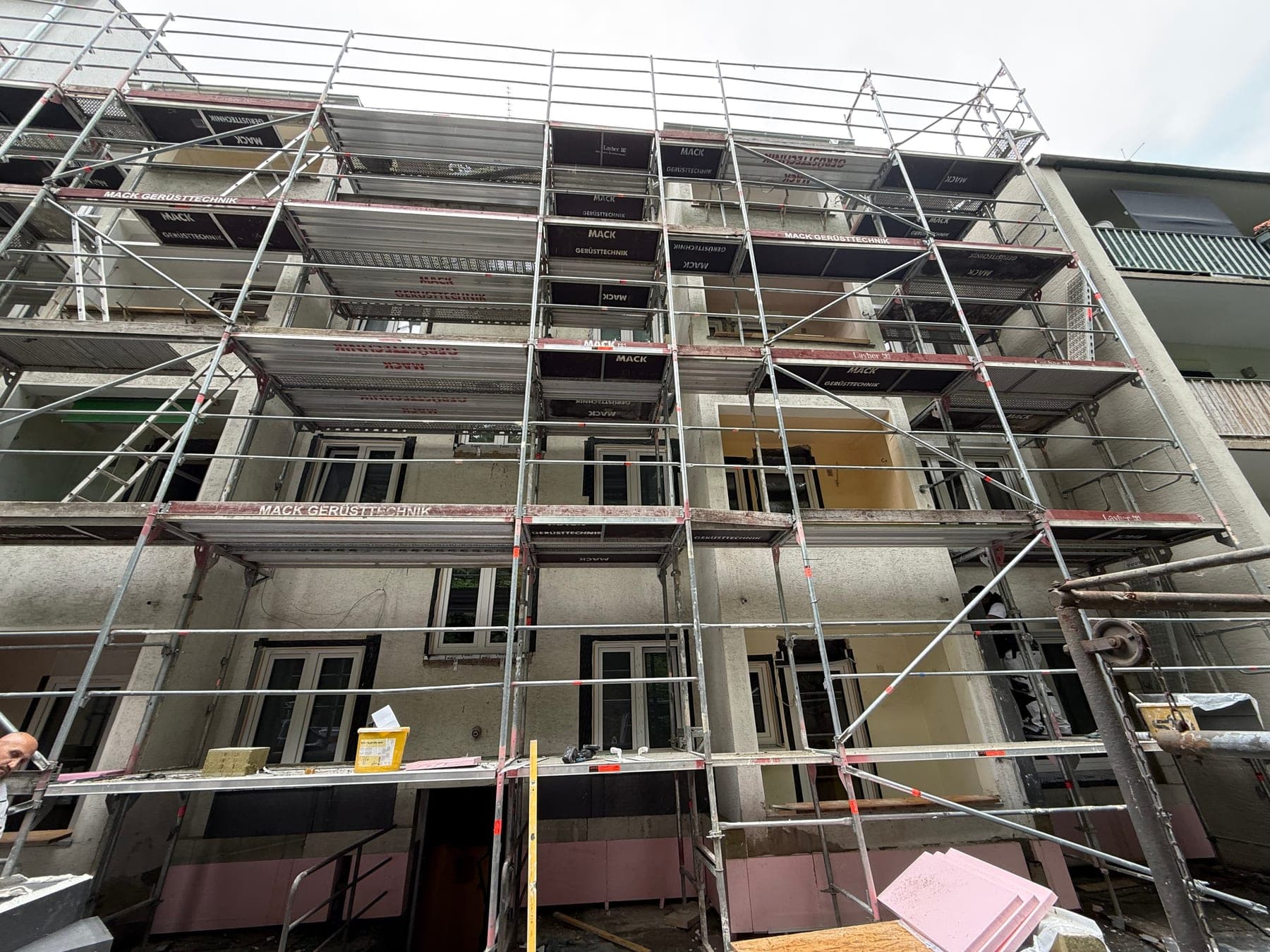 Energetische Modernisierung Werastraße 128, Stuttgart - Arbeiten an Fassade und Fenstern